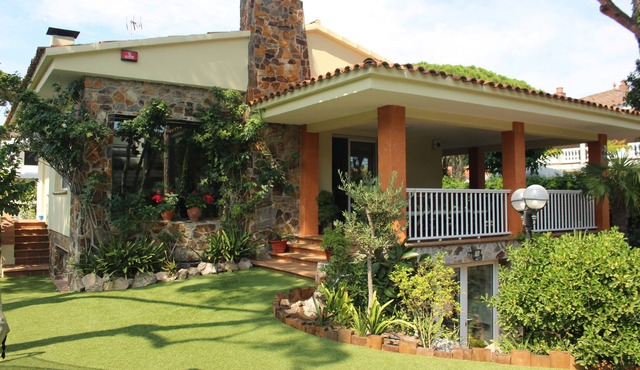 Large villa with garden and private pool 200m from the beach