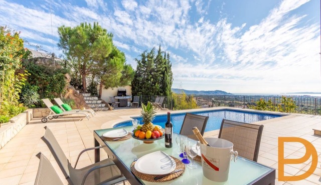 Large Villa with Pool in Luxury Urbanization