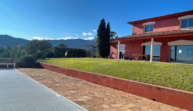 Large villa with swimming pool and beach access (10 min) on foot