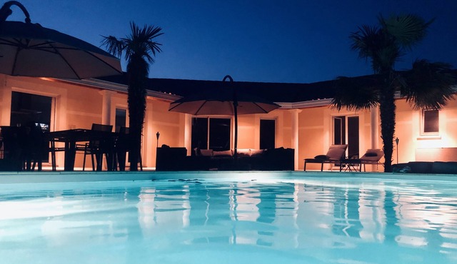 LARGE VILLA WITH HEATED SWIMMING POOL CLOSE TO THE LAKE BEACHES AND MARINA.