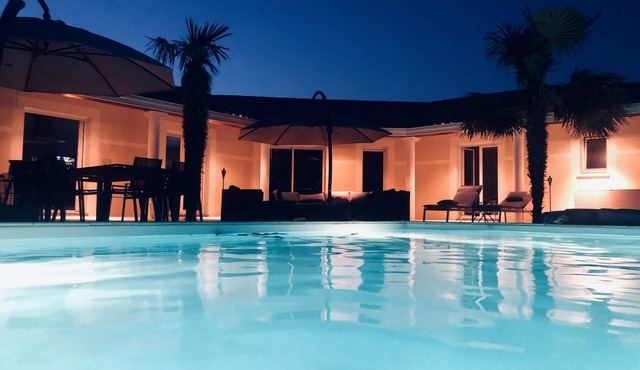 LARGE VILLA WITH HEATED SWIMMING POOL CLOSE TO THE LAKE BEACHES AND MARINA.