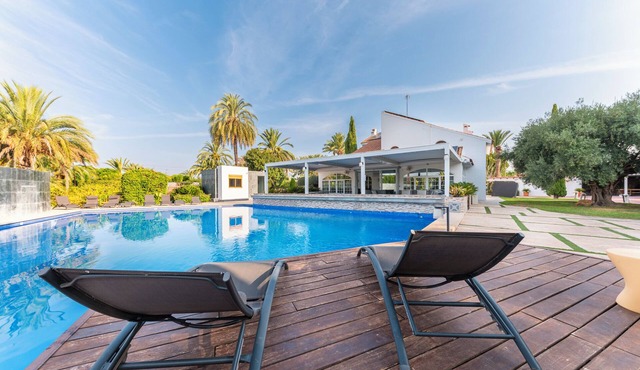 Large villa with huge garden and swimming pool, perfect for groups and events