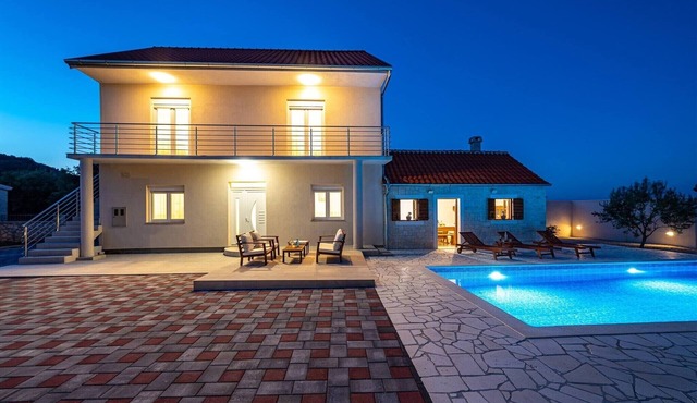 Large Villa with Pool, Rural Setting