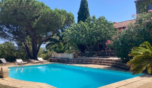 Large villa with pool, 1.5 kms from the beach. 10 people max