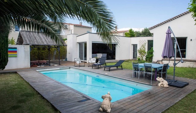 Large villa with pool, near creeks and downtown