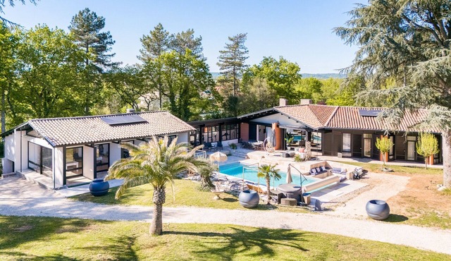 Large Villa with Pool: Perfect Escape!