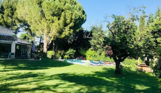 Large villa with pool in the Aix countryside