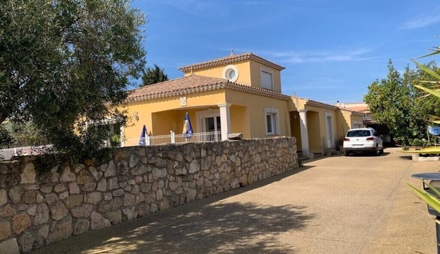 Large villa with pool, pool house, quiet 15 minutes from the beach