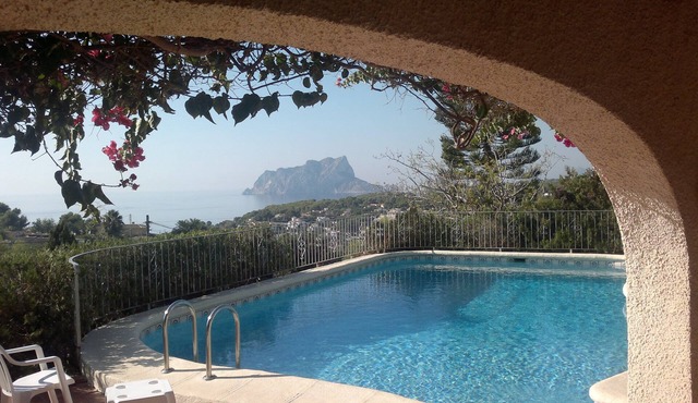 Large Villa With Private Pool, Stunning Views. Walking distance to amenities.