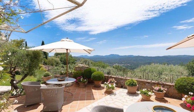 Large villa with separate guesthouse, luxury amenities and panoramic view