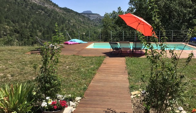 Large villa with swimming pool in a peaceful setting in the Baronnies provençales