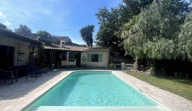 Large villa with swimming pool - quiet - close to the sea - superbly equipped - 8 people