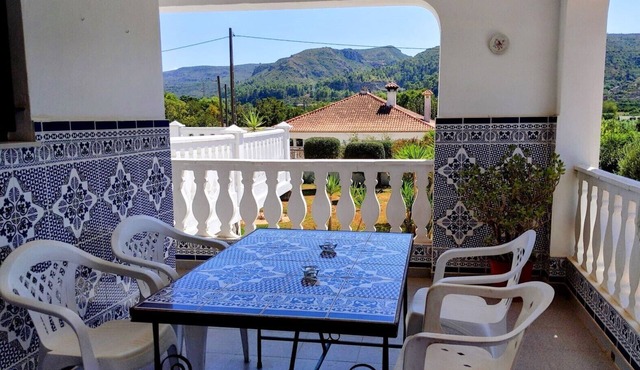 Large villa with tennis court and swimming pool, 25 minutes from the beach. Ideal for families.