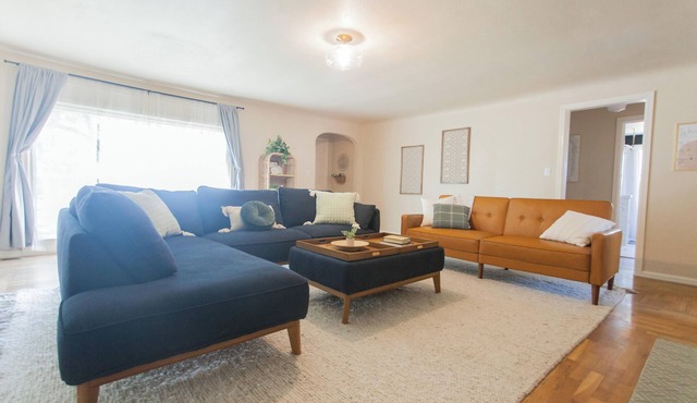 Large Vintage Home 6 Min to U of O campus