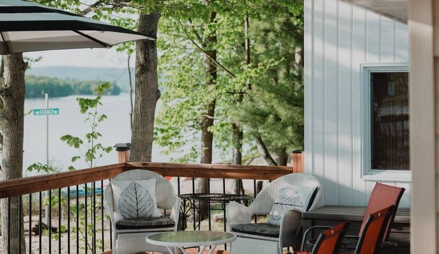 Large Waterfront Cottage with Beautiful Sunroom and Large Deck