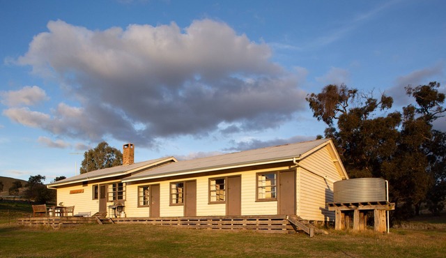 Large Wappan Bonnie Doon farmstay on Lake Eildon near Mansfield/Mt Buller. 18ppl