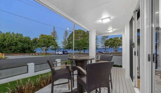 Large Waterfront retreat in Scarborough: 4 beds, 3 baths, 3 living areas