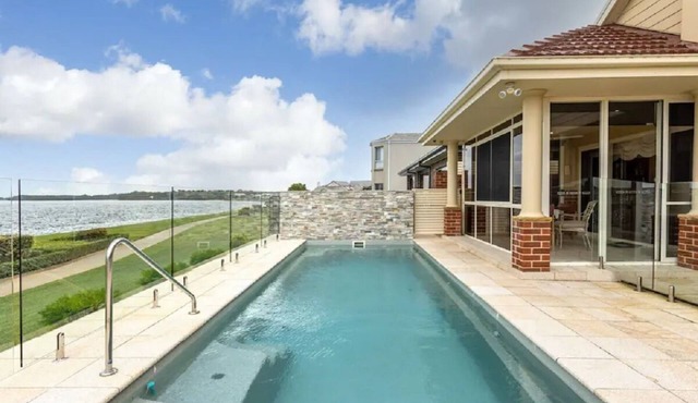 Large Waterfront Holiday House with everything