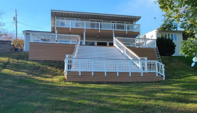 Large waterfront home w/boat rental available, great for family vacation.