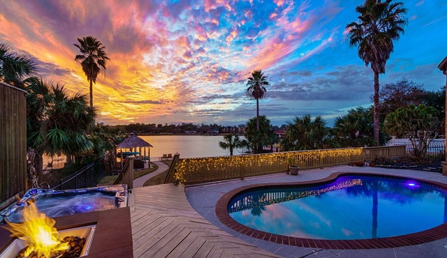 Large Waterfront in Clear Lake TX within 5 miles of NASA and Kemah Boardwalk