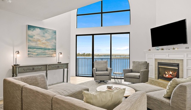 Large Waterfront | Private Roof Deck | Fireworks View