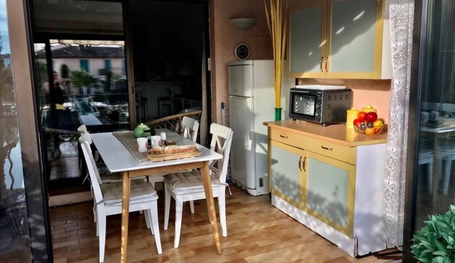 Large waterfront studio with canal views