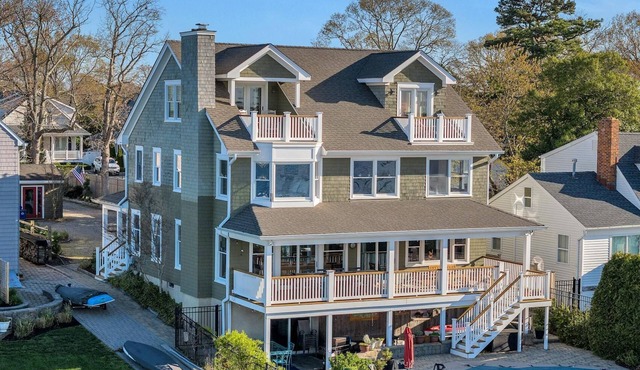 Large waterfront home w/pool