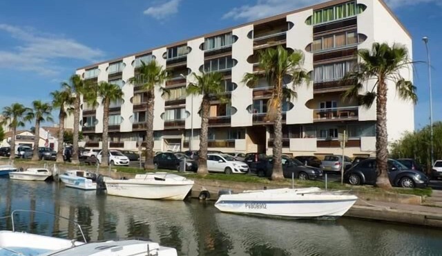 Large, well-maintained, air-conditioned P2 with 160cm bed and canal view