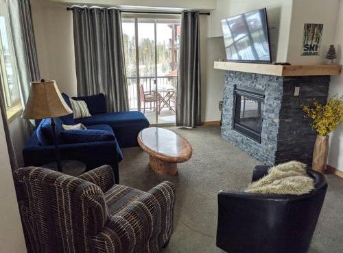 Large Winter Park Condo overlooking Hideaway Park!