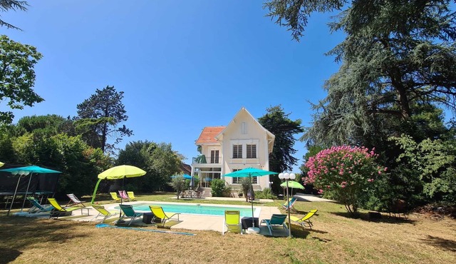 Large wooded residence near the center of Bergerac with private heated swimming pool