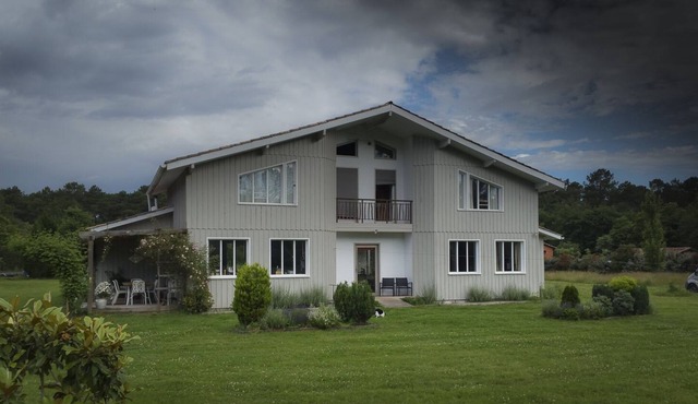 Large wooden house with swimming pool 11 x 5 land 10,000 m2