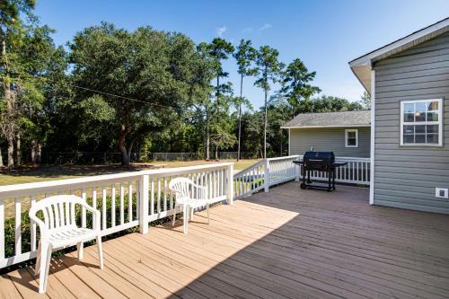 Large Yard and Historic Charm Orangeburg Retreat!