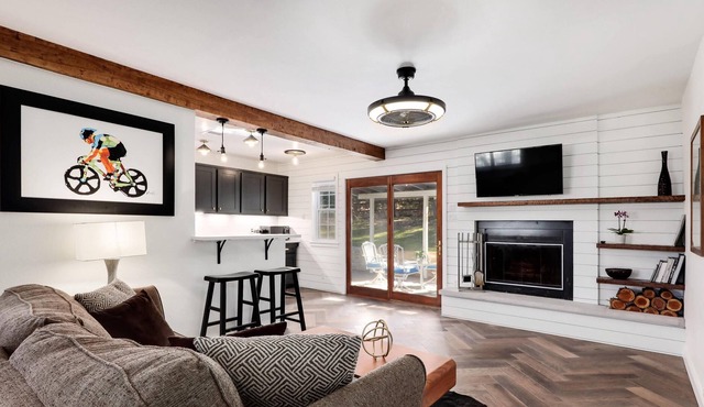 Large Yard, Cozy Vibes - Luxurious Lisa Cottage - GuestSpaces