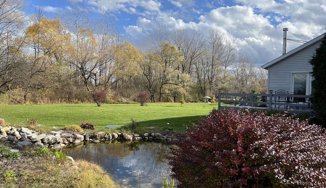 Large yard, deck, fireplace, 4 minutes to town