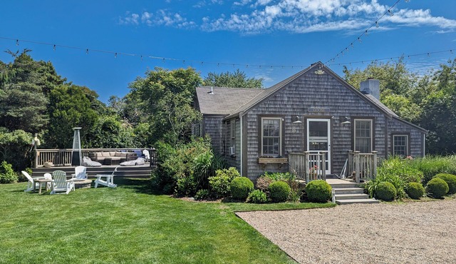 Large yard, deck & hot tub 4 bedroom, sleeps 9
