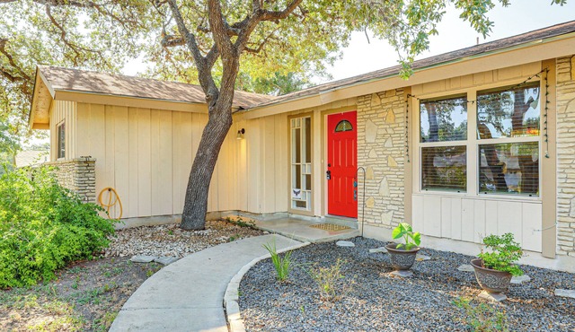 Large Yard: Home 9 Mi to San Antonio River Walk