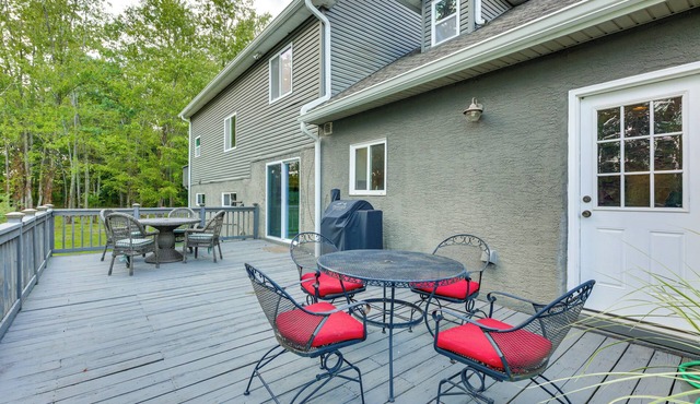 Large Yard w/Pond: Family Retreat in New Albany!