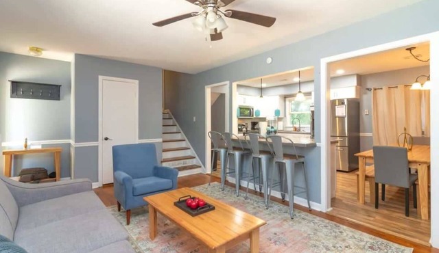 Large Yard with Treehouse! Tri-Level Retreat