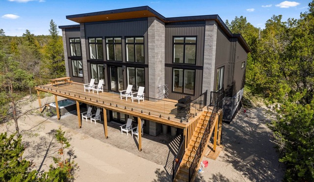 Largest Luxury Beachfront Cottage with Hot Tub in Tobermory!