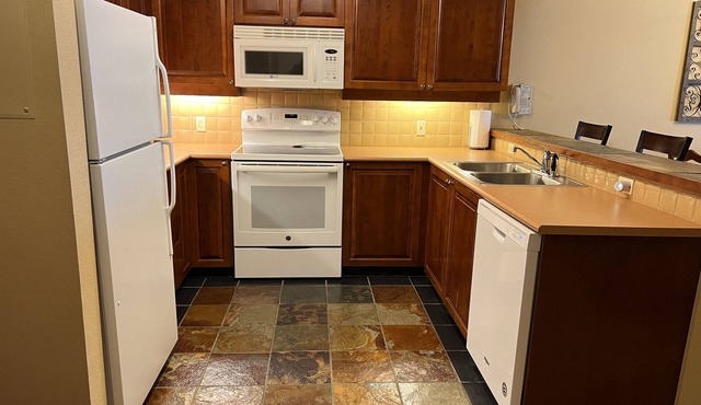 Largest 1 Bdrm + Den Floor Plan, Sleeps 5