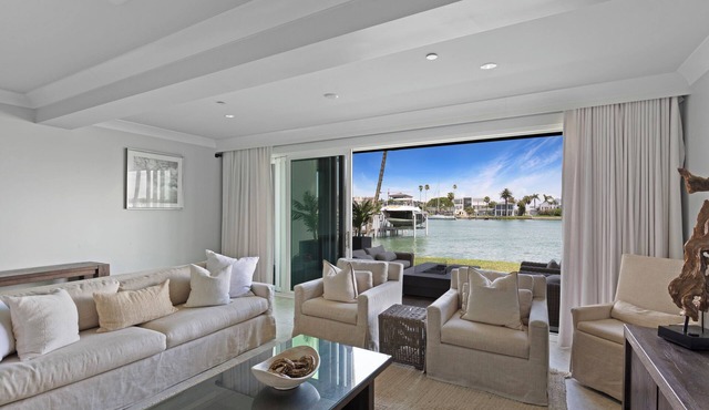 Largest 4 Bed Townhome on Clearwater Beach, Elevator, Dolphins, Walk everywhere