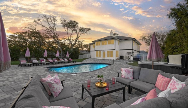 Largest Backyard In Vilano, EPIC Game Room, Heated Pool, Beach, Hot Tub, Golf, Pets, Fire Pit, Hammock, Sleeps 24