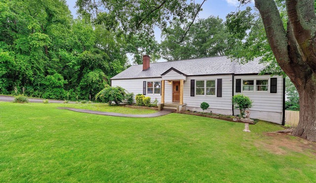 Largest guest capacity in walking distance to Canton St, group & pet friendly!