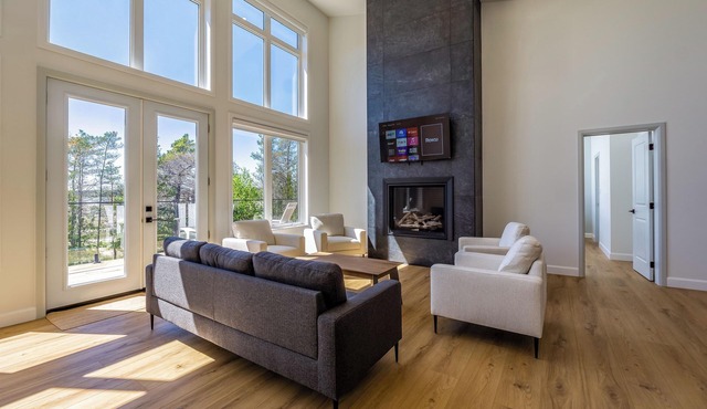 Largest Luxury Private Beachfront in Tobermory with Hot tub!