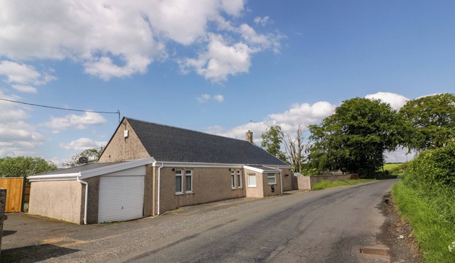 LARGIEHOLM, pet friendly, character holiday cottage in Mauchline