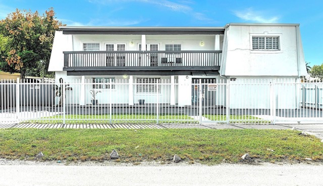 Largo Home Miami Gardens n6 Bedrooms 4 bath 2 story sleep 20