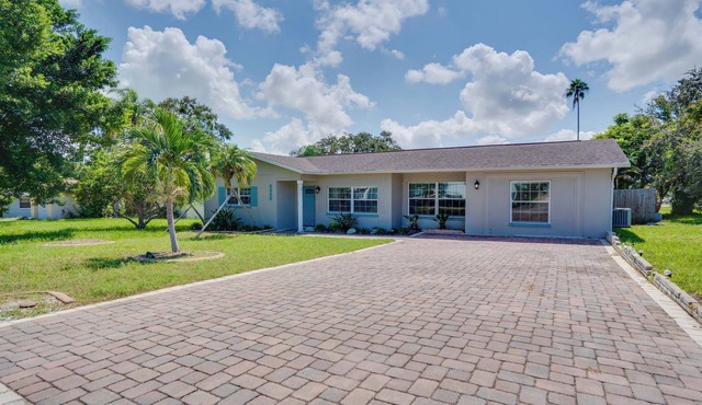 Largo Poolside Haven - Minutes to Indian Rocks Beach