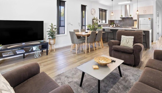 Largs Tides—Modern Stay Between Beach & Dining