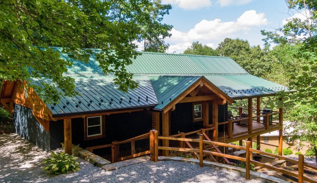 Lark Hollow - Pet Friendly Cottage with Hot Tub near Banner Elk