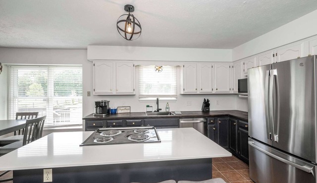 Lark Meadow Retreat – Sleeps 10!